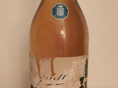 Un cognac del 1898 con il bollino blu recante lo stemma De Cillis (foto di Daniela Maria Andriani)